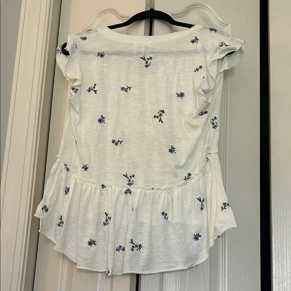 Elegant White Floral Blouse - Picture 3 of 3